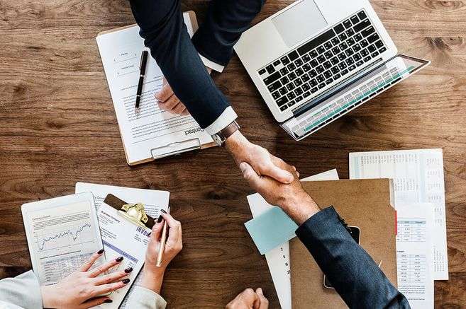 A exportar bienes y servicios.
