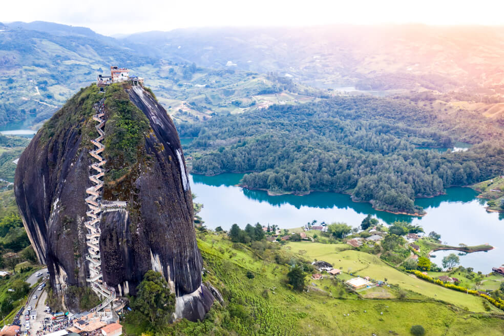 Piedra del Peñol, muy cerca del centro de Guatapé, uno de los pueblos más visitados de Antioquia. / Getty Images.