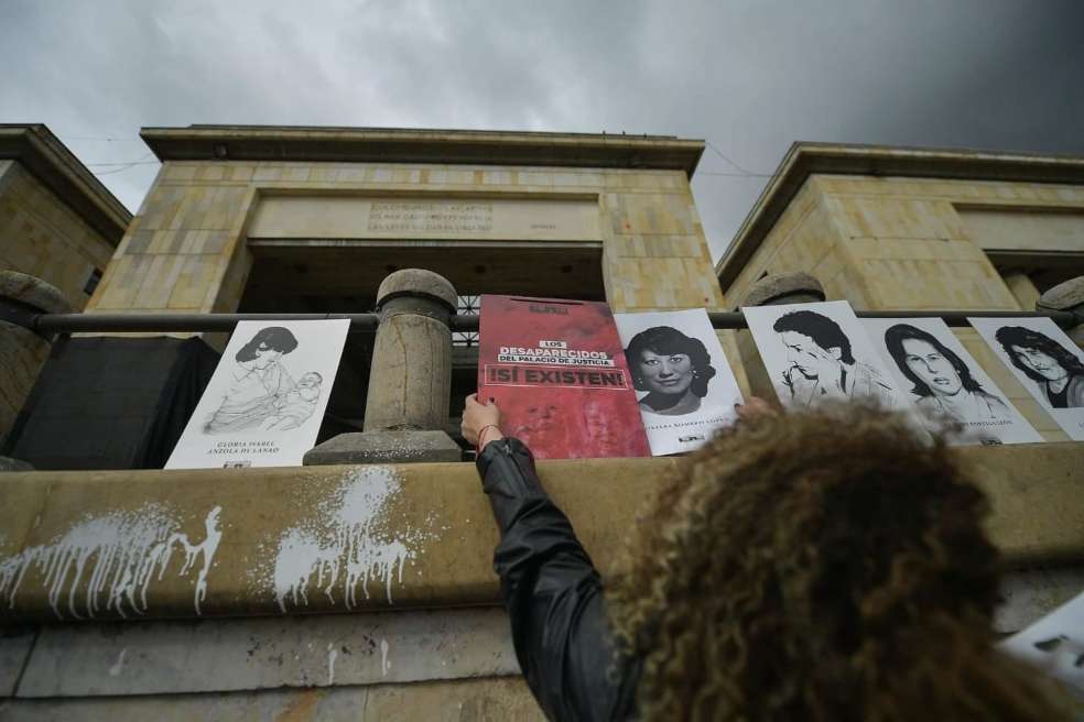 "Las entidades han contribuido a que este caso llegue a estar 35 años después sin conocer la verdad (...) Aquí ha habido una manguala desde el mismo Estado para permitir que la toma ocurriera, para dejar cualquier investigación quieta los primeros 20 años", pronunció Rene Guarín, hermano de Cristina Guarín Cortés, en un acto de conmemoración realizado por el Consejo de Estado también realizado este viernes.