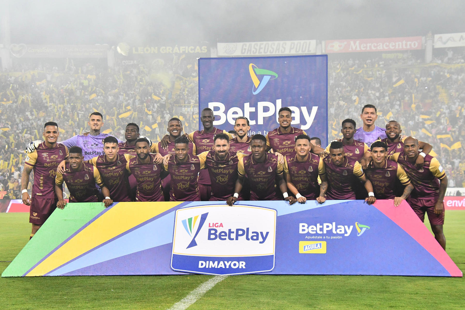 AMDEP107. IBAGUE (COLOMBIA), 16/12/2025.- Jugadores de Tolima forman este martes, previo al partido de vuelta de la final de la Liga Colombiana entre Tolima y Junior en el estadio Manuel Murillo Toro, en Ibagué (Colombia). EFE/ Agencia Unido360
