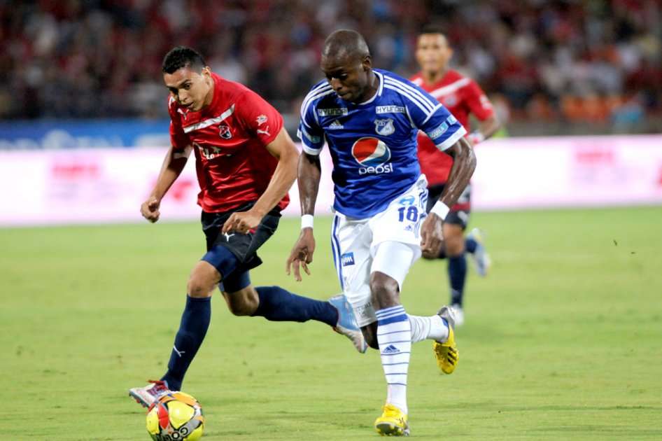 Wason Rentería evade la marca en el Atanasio Girardot. / Luis Benavidez