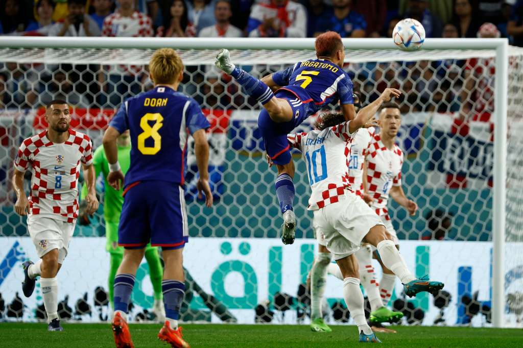 GR1038. AL WAKRAH (CATAR), 05/12/2022.- Yuto Nagatomo (arriba) de Japón disputa un balón con Luka Modrić de Croacia hoy, en un partido de los octavos de final del Mundial de Fútbol Qatar 2022 entre Japón y Croacia en el estadio Al Janoub en Al Wakrah (Catar). EFE/ José Méndez