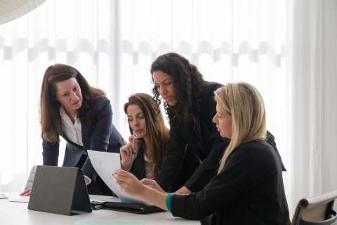 El talento femenino exige nuevas reglas laborales respaldando a las madres trabajadoras