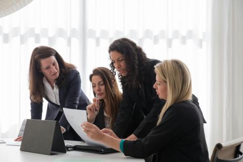 El talento femenino exige nuevas reglas laborales respaldando a las madres trabajadoras