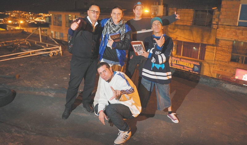 Danger, Poeta, Sisimico y Espo en la terraza de la Casa de la Cultura. Sueñan que sea un teatro. / Gustavo Torrijos - El Espectador