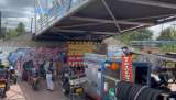 Denuncian parqueadero ilegal en pleno puente peatonal: Distrito anunció controles