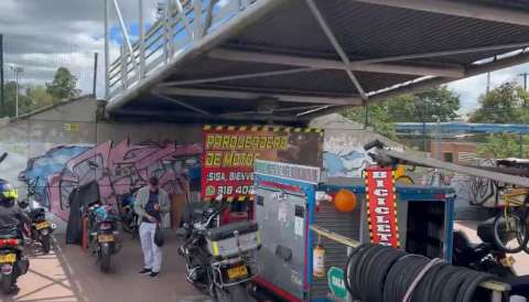 Denuncian parqueadero ilegal en pleno puente peatonal: Distrito anunció controles