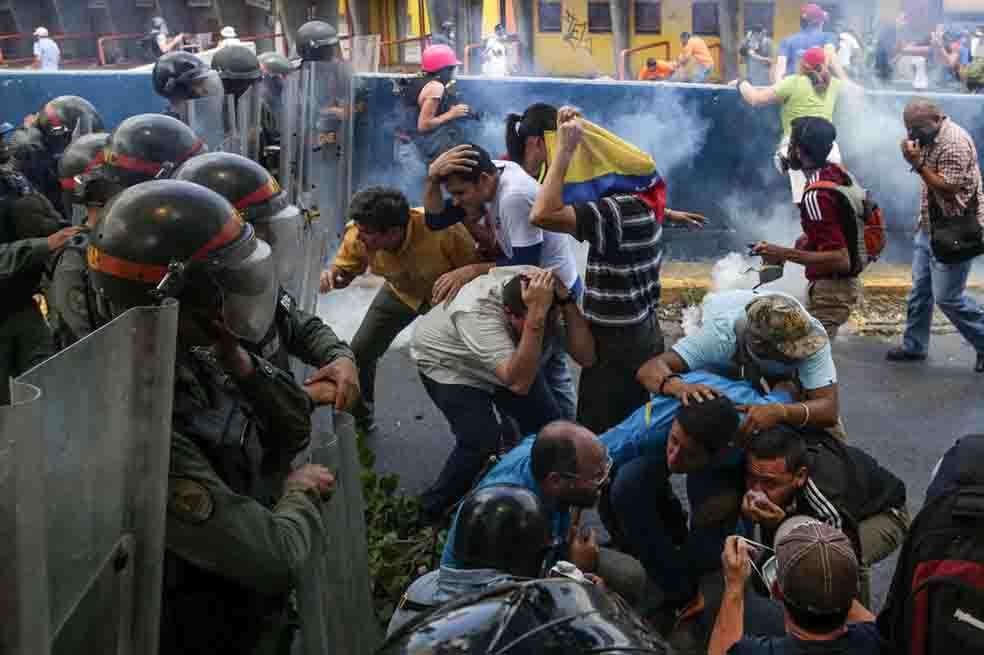 Así se registró la manifestación en Caracas, este miércoles 26 de abril. /EFE
