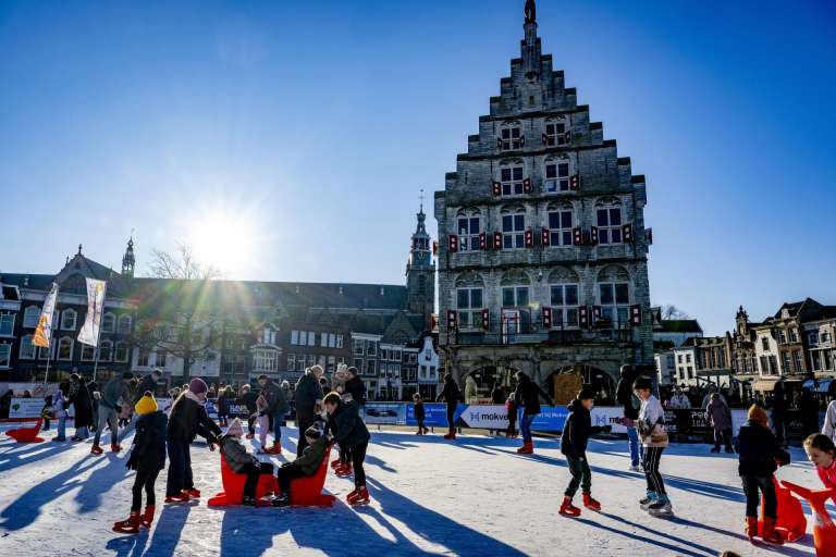 Gouda (Netherlands), 24/12/2025.- People skate on an artificial ice rink in Gouda during the Christmas holidays in Gouda, the Netherlands, 24 December 2025. (Países Bajos; Holanda) EFE/EPA/ROBIN UTRECHT