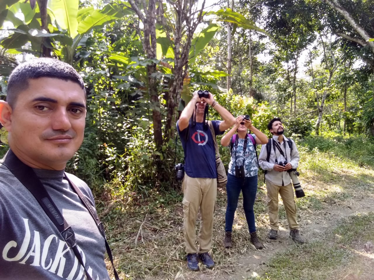 Ramón Carrillo, del Grupo de Observadores de Aves del GuaviareJohn MyersUn día antes de viajar a San José, calentamos motores para el Big Day en Santa Marta con la proyección del documental The Birders en la Universidad del Magdalena, organizado por el grupo Aves de Santa Marta. En el conversatorio posterior, Ángel Ortíz, uno de los guías de aves de la región Caribe, habló desde su experiencia sobre turismo comunitario. Cuando Ángel dijo “definitivamente el Northern Colombia Birding Trail nos cambio la vida” me conmovió porque él a los 16 años estaba entrenando para convertirse en un combatiente de las Auc y hoy, gracias a la oportunidad de formarse para ser guía, es socio y emprendedor del operador Tayrona Birding y uno de los guías de aviturismo más cotizados del país.