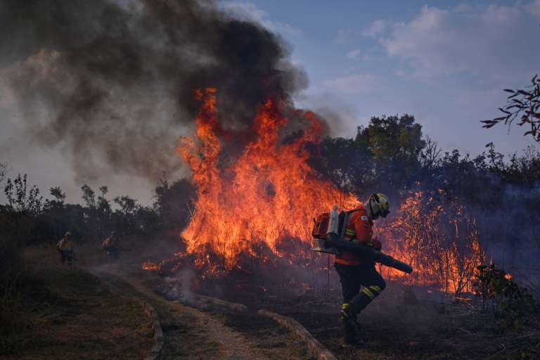 Ante la crítica situación provocada por los incendios, este martes, 27 de agosto, un juez de la Corte Suprema de Brasil ordenó al presidente destinar, en un plazo de 15 días, el “mayor contingente” de militares y policías para combatir la ola de incendios en el Pantanal y la Amazonia.
