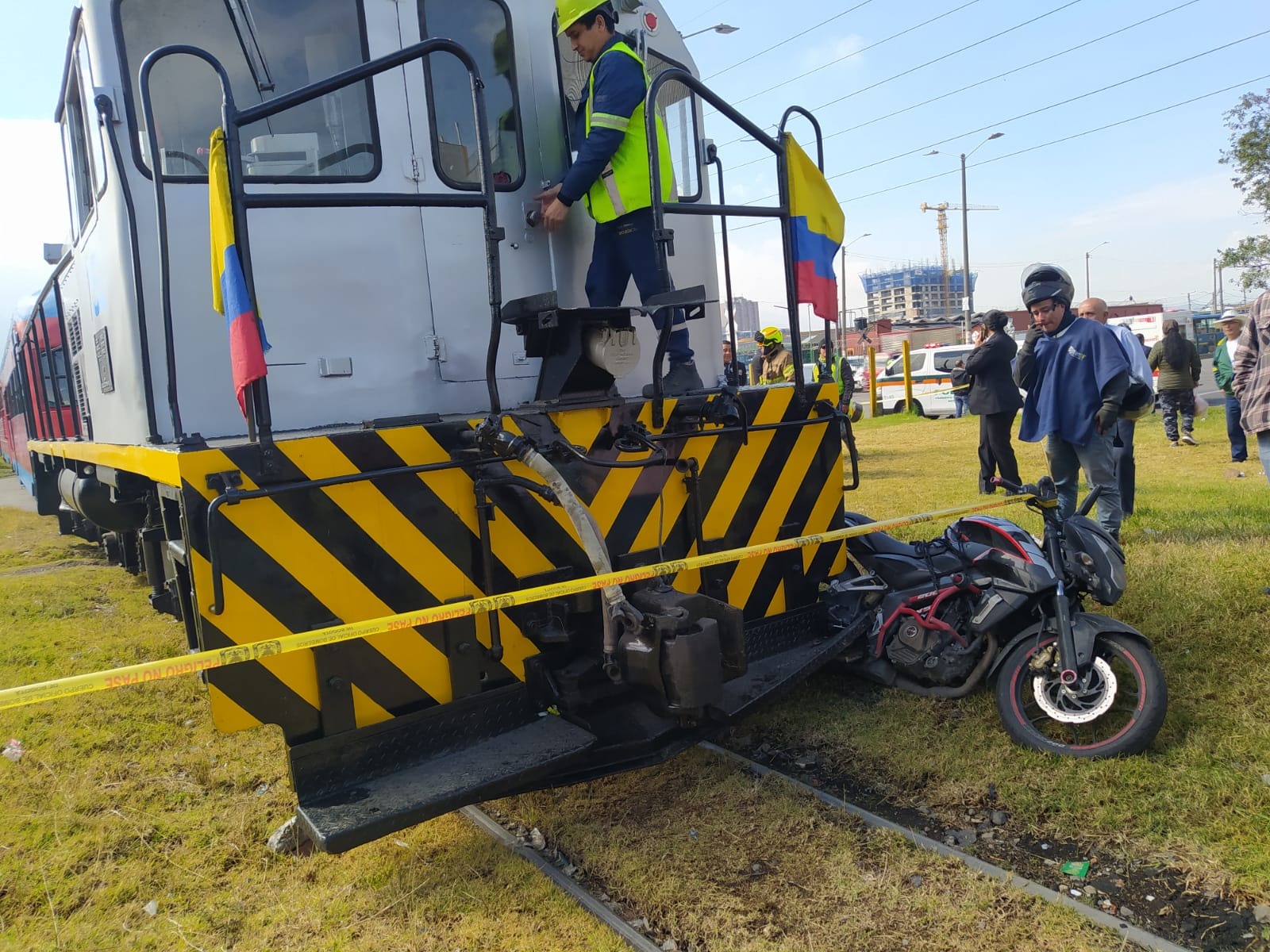 El tren tuvo que detener su operación debido a un insólito accidente.