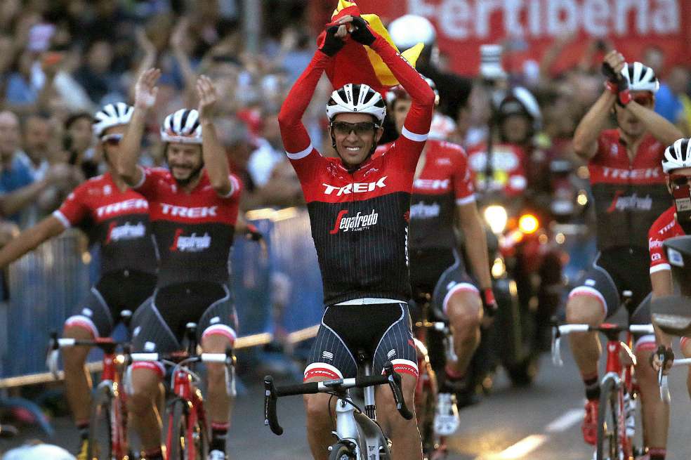 Contador junto a sus compañeros de equipo, en donde se encuentra el colombiano Jarlinson Pantano.  / EFE