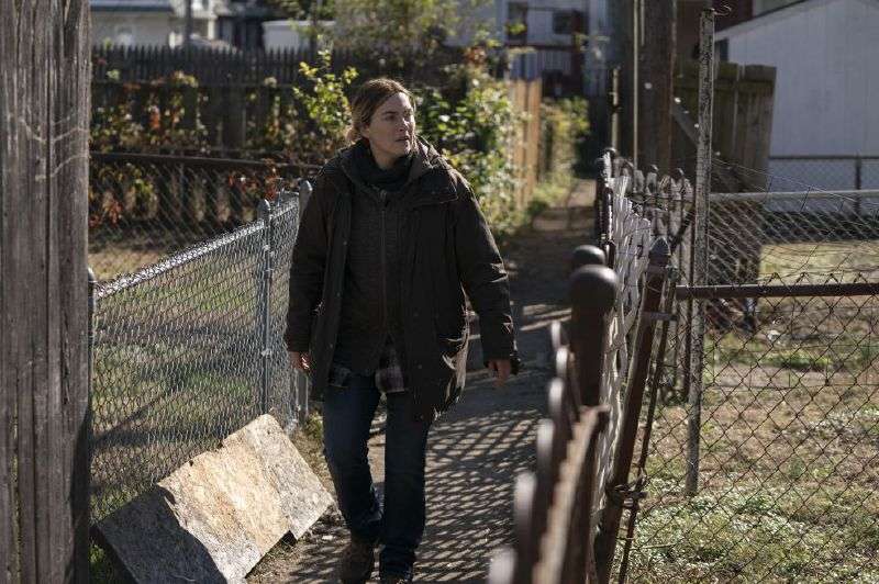 Kate Winslet en su interpretación de Mare Sheehan en la serie "Mare of Easttown", para la que se preparó pedaleando 20 kilómetros diarios. / Cortesía: HBO