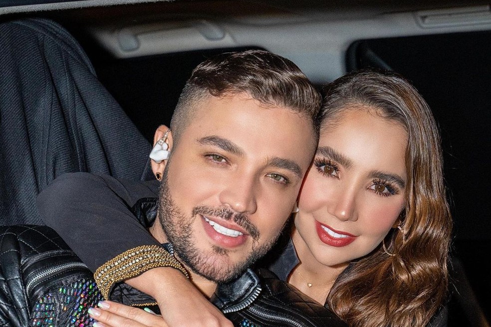 El cantante de música popular confesó que le dio varias opciones de fechas para la boda a Paola, pero ella no ha tomado una decisión.