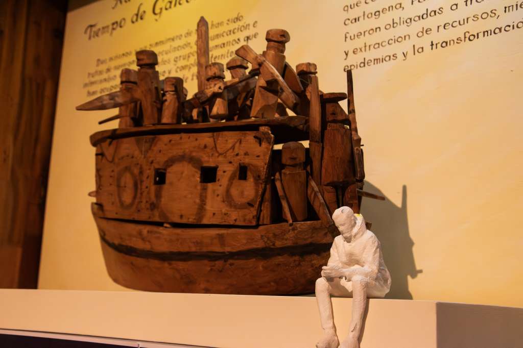 La exposición está complementada con vitrinas temáticas que amplían la mirada
sobre las dinámicas culturales del Caribe colonial.