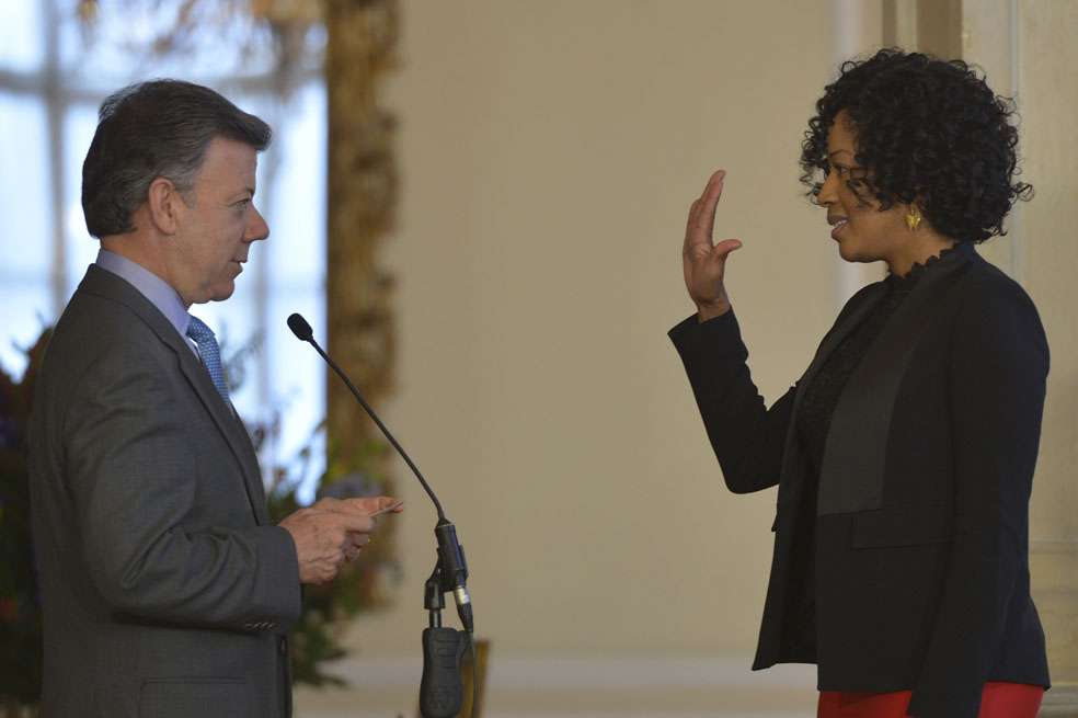 El presidente Juan Manuel Santos, junto a Nigeria Rentería, durante su posesión en junio como alta consejera para la Equidad de la Mujer.