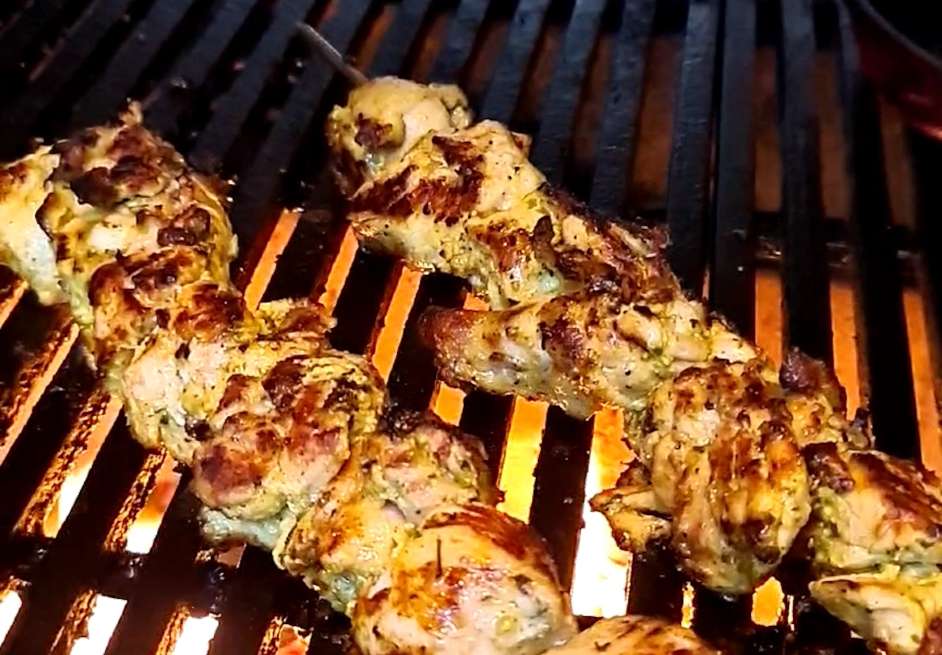 Brochetas de pollo con yogur y especias.
