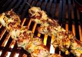 Receta para preparar brochetas de pollo con yogur y especias