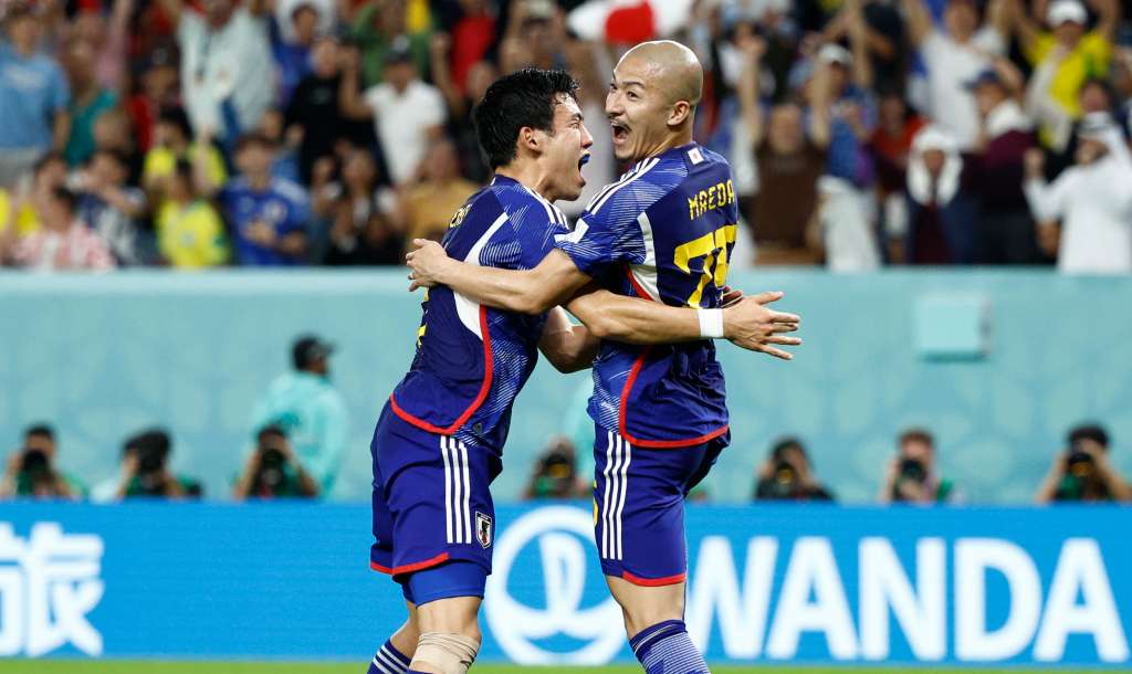 . AL WAKRAH (CATAR), 05/12/2022.- Wataru Endo (i) y Daizen Maeda de Japón celebran un gol hoy, en un partido de los octavos de final del Mundial de Fútbol Qatar 2022 entre Japón y Croacia en el estadio Al Janoub en Al Wakrah (Catar). EFE/Rodrigo Jiménez