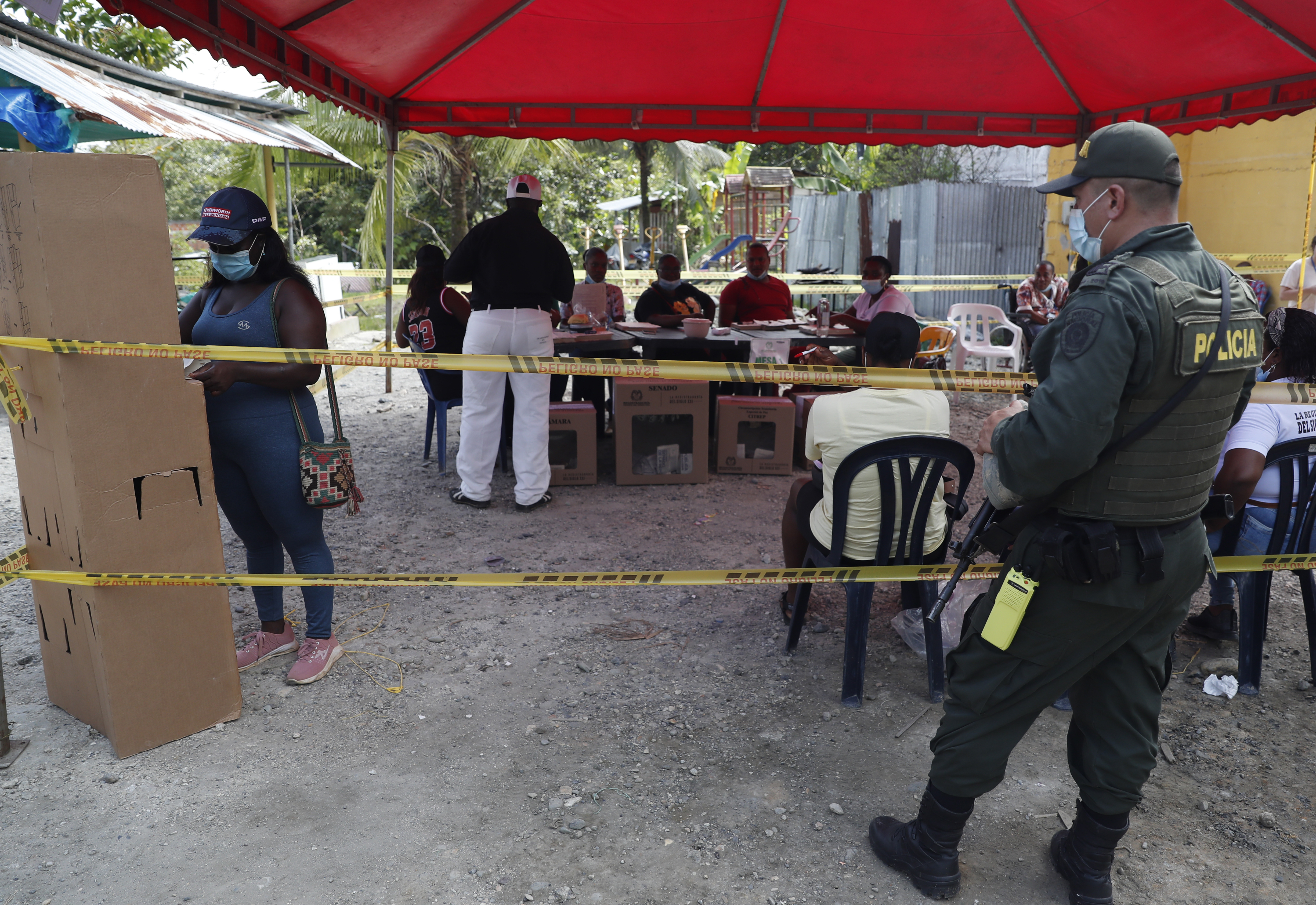 AME3152. MEDIO SAN JUAN (COLOMBIA), 13/03/2022.- Ciudadanos ejercen el derecho al voto en un puesto de votación en el corregimiento de Guarapito, del Medio San Juan en el departamento de Chocó, durante las elecciones legislativas en Colombia. Acabar con esta práctica de compra de voto, que se aprovecha de la pobreza de habitantes como los del Chocó y activa algunas de las maquinarias más oscuras del poder en Colombia, es uno de los retos que tiene por delante el Congreso que salga elegido este domingo, que también deberá poner el ojo en zonas convulsas. EFE/ Ernesto Guzmán
