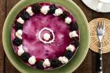 Te enseñamos a hacer una torta tres leches de mora con centro de arequipe