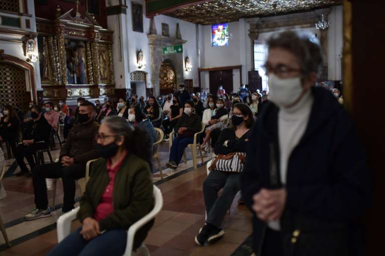 En la parroquia San Alfonso, conocida como la Iglesia del Señor de los Milagros, la ceremonia se realizó con aforo controlado y se aplicó la ceniza en la frente.