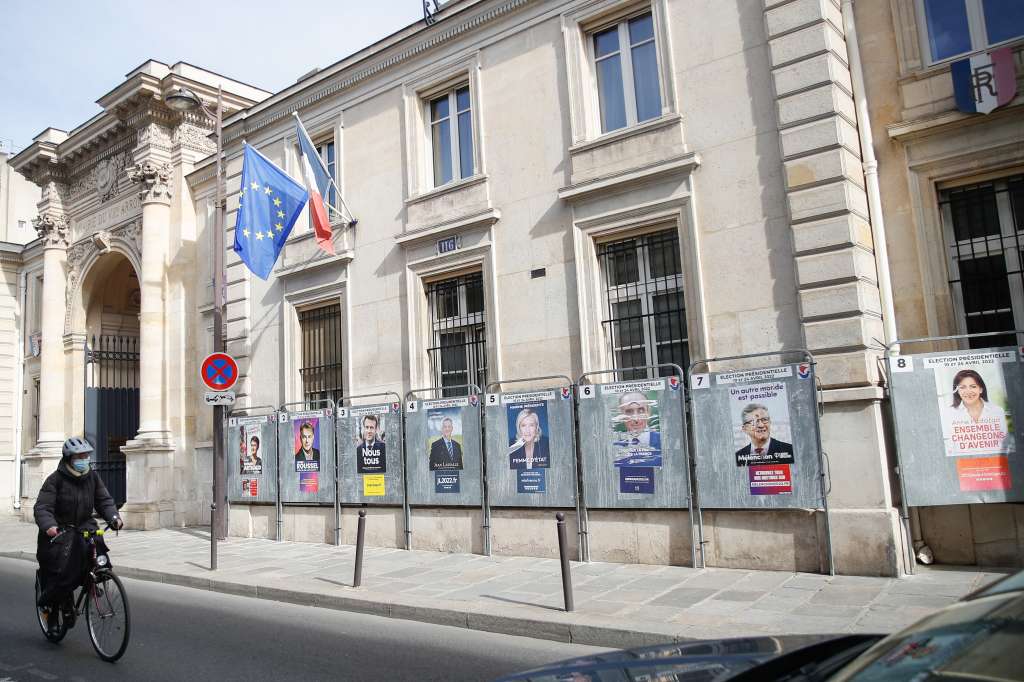 Paris (France), 04/04/2022.- A woman passes next to posters that show French presidential candidates in Paris, France, 04 April 2022. The posters of the 12 candidates for the 2022 presidential election have their place on the billboards installed in the 35,000 municipalities of France, next to each polling station. The first round of the French presidential election will take place on 10 April and the second round on 24 April. (Elecciones, Francia) EFE/EPA/Mohammed Badra