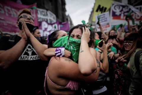 Un Senado polarizado decidirá si legaliza el aborto en Argentina