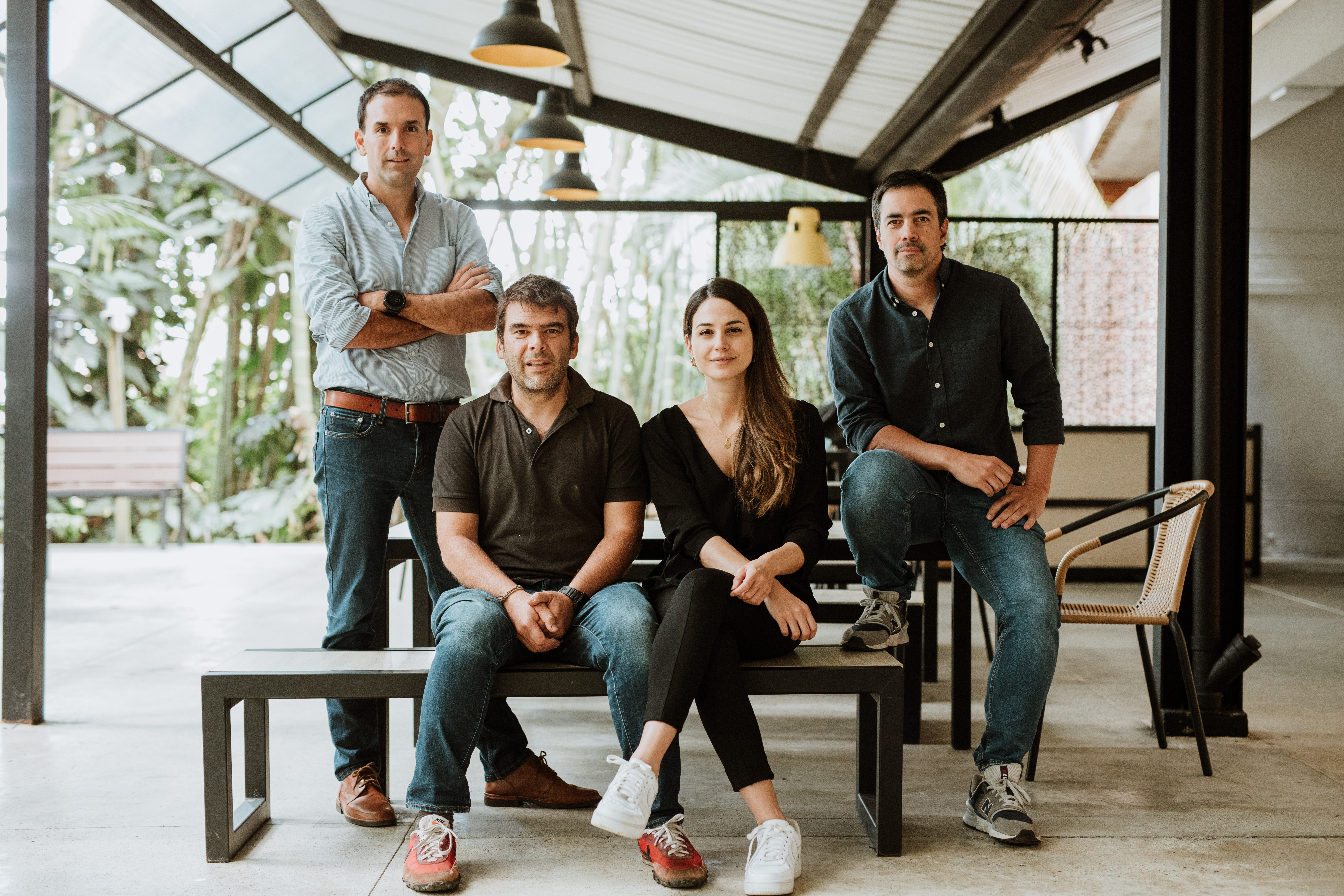 Los 4 fundadores que crearon B2Chat, entre ellos Pamela Richter.