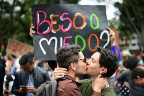 En fotos: así se desarrolló la ‘Besatón’ convocada en rechazo a acto de homofobia