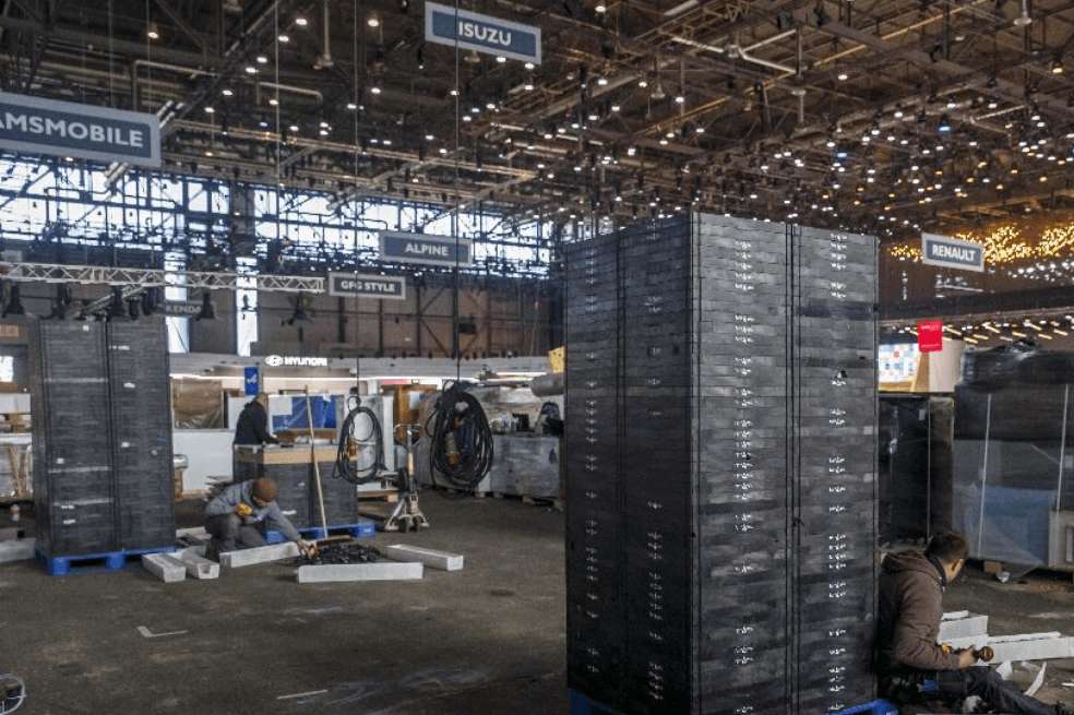 Trabajadores desmantelan el lugar donde se iba a desarrollar la edición número 90 del Salón. / EFE