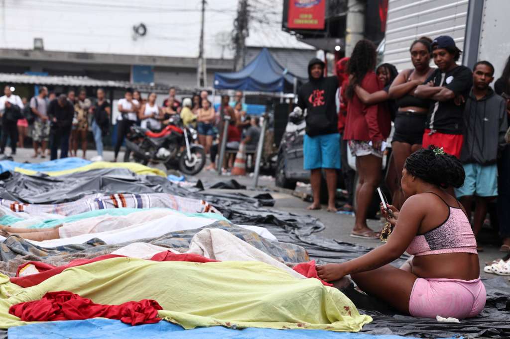 ATENCIÓN EDITORES: CONTENIDO GRÁFICO EXPLICITO ACOMPAÑA CRÓNICA: BRASIL DROGAS AME3085. RÍO DE JANEIRO (BRASIL), 29/10/2025.- Una mujer llora frente a un cuerpo sin vida en una calle este miércoles, en Río de Janeiro (Brasil). El megaoperativo del martes, en el que participaron 2.500 agentes, tenía como objetivo detener a cabecillas del Comando Vermelho, una de las organizaciones criminales mas antiguas y peligrosas de Rio. EFE/ André Coelho