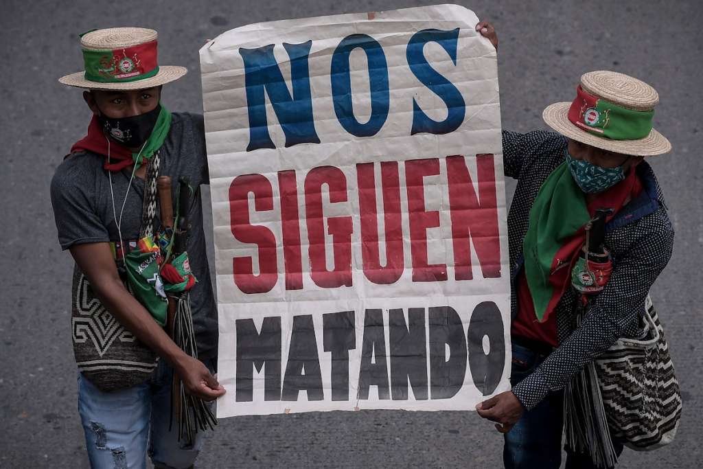 La alcaldesa de la capital, Claudia López, llegó a la Plaza de Bolívar y se subió a la tarima con los líderes de la minga, que siguen firmes en su idea de reunirse con el presidente Duque.