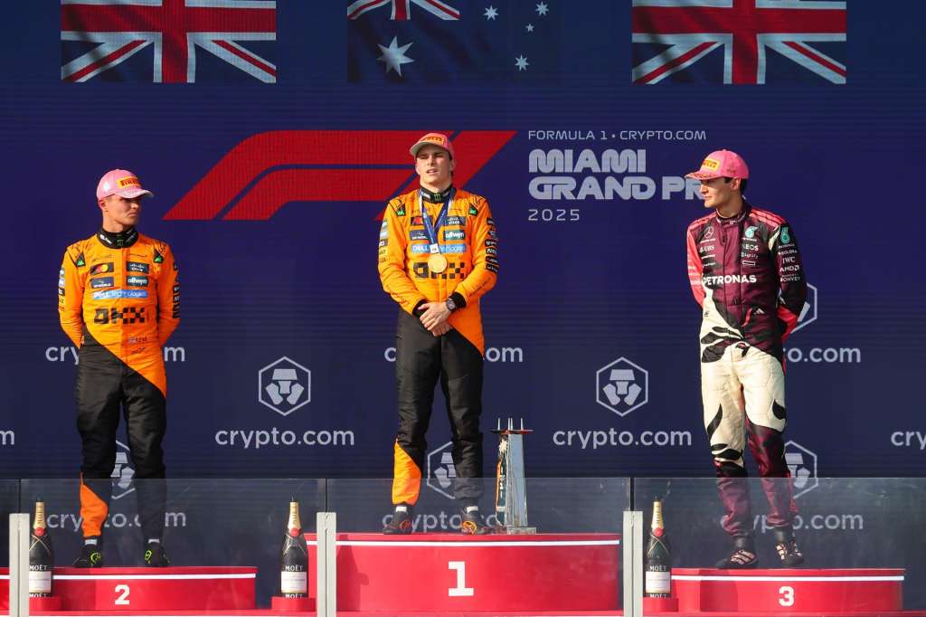 MIAMI GARDENS (United States), 05/05/2025.- McLaren driver Oscar Piastri of Australia (C) first place winner, McLaren driver Lando Norris of Britain (L) second place winner, and Mercedes driver George Russell of Britain (R) third place winner on the podium following the Formula 1 Miami Grand Prix at the Miami International Autodrome in Miami Gardens, Florida, USA, 04 May 2025. (Fórmula Uno, Reino Unido) EFE/EPA/CRISTOBAL HERRERA-ULASHKEVICH
