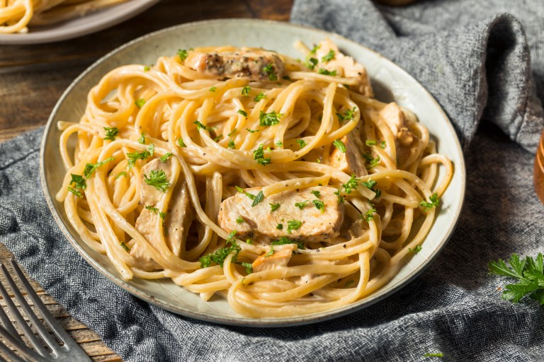 ¿Cómo se prepara la pasta de cebolla caramelizada?