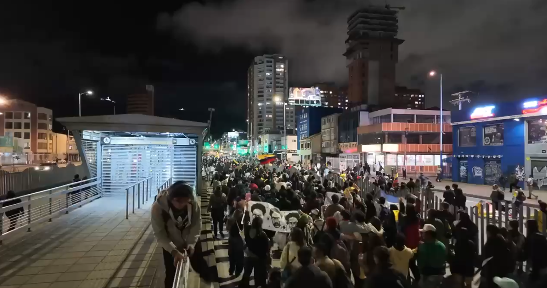 Manifestación en la calle 26 tras jornada electoral de segunda vuelta.