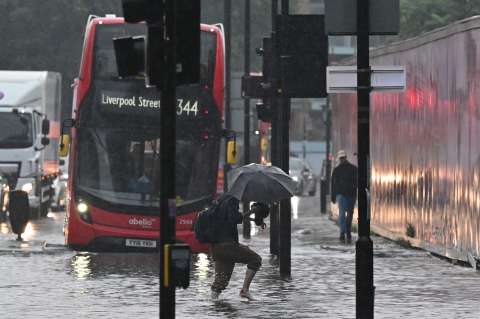 Tormentas eléctricas dejan carreteras y estaciones de metro inundadas en Londres
