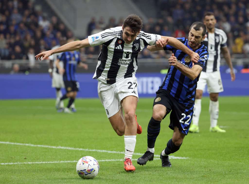 Milan (Italy), 27/10/2024.- Juventus'Äôs Andrea Cambiasso (L) in action against Inter Milan'Äôs Henrikh Mkhitaryan during the Italian Serie A soccer match between FC Inter and Juventus FC, in Milan, Italy, 27 October 2024. (Italia) EFE/EPA/MATTEO BAZZI