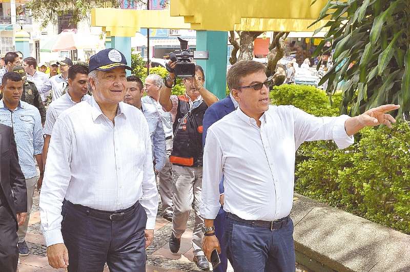 Naranjo recorrió el municipio de Sevilla junto al alcalde, Freddy Osorio. / Vicepresidencia