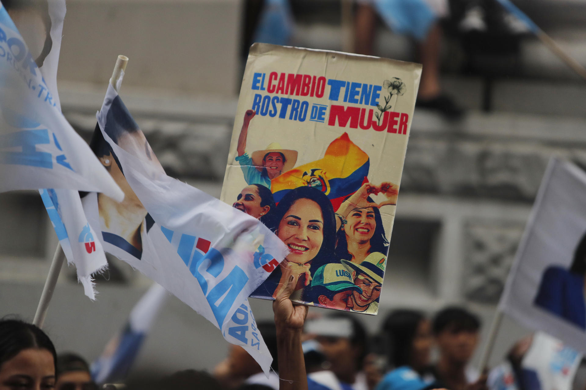 AME8019. GUAYAQUIL (ECUADOR), 10/04/2025.- Simpatizantes de la candidata a la Presidencia de Ecuador Luisa González asisten este jueves, al cierre de su campaña en Guayaquil (Ecuador). González y Daniel Noboa, presidente y candidato a la reelección, definirán la presidencia en la jornada electoral de este domingo, a la que llegan con un margen muy estrecho en las encuestas y en medio tensiones ente ambos candidatos. EFE/ Carlos Durán Araújo
