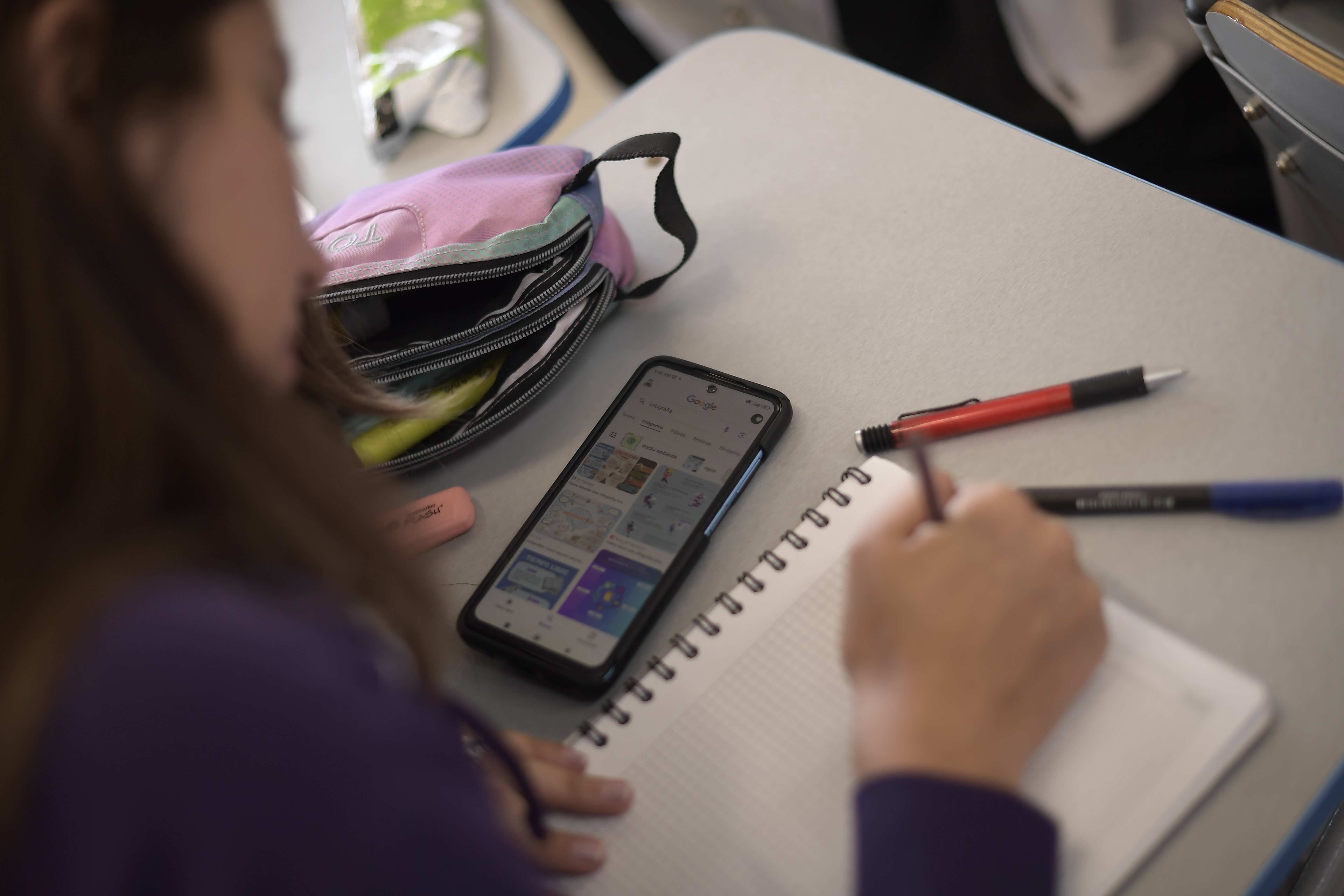 Estudiante de este colegio público ubicado en Bosa, Usan el celular.
