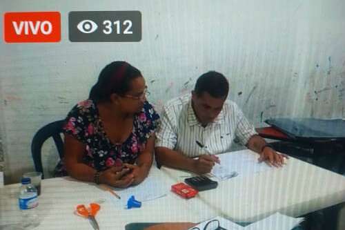 Habitantes de Tarazá denuncian que el gerente del hospital municipal (der.), funcionario de la administración actual que apoya al candidato liberal como el de la continuidad, hizo parte del proceso de reconteo de votos. / Captura de pantalla NP Noticias