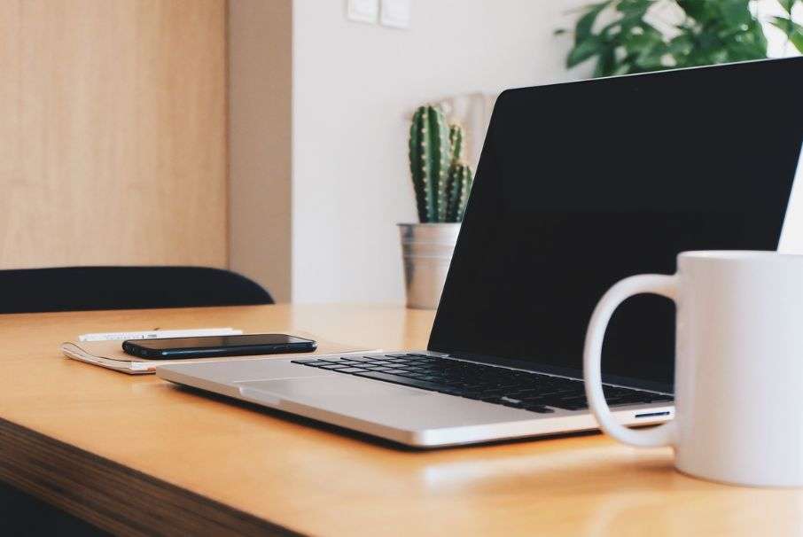 ¿Debes tapar la cámara de tu computador?