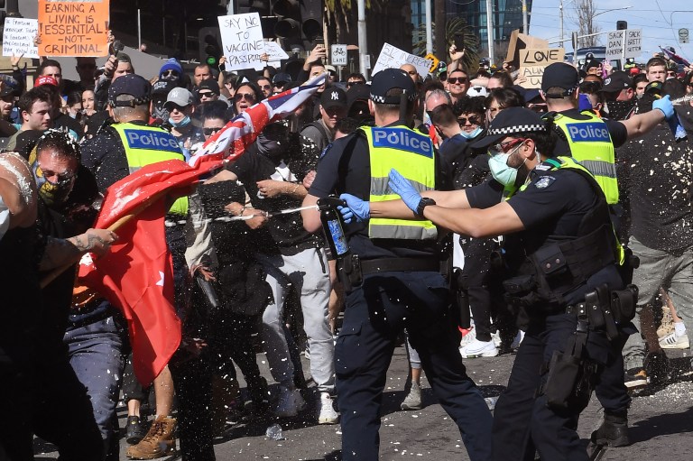Miles de personas mostraron su enfado en una marcha contraria a estas restricciones en la que la policía usó gas pimienta contra los manifestantes.