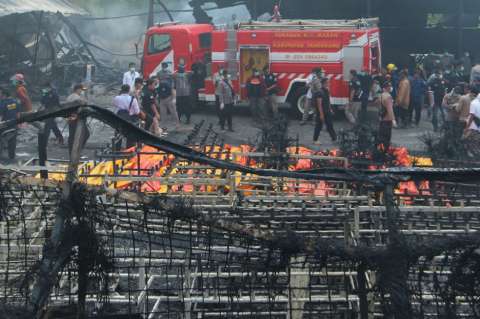 Al menos 46 muertos deja incendio en fábrica de fuegos artificiales en Indonesia