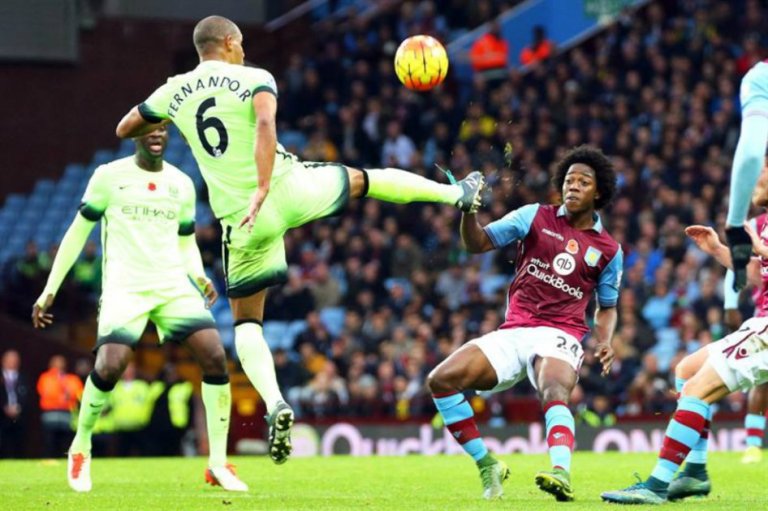 Carlos Sánchez jugó todo el partido con Aston Villa ante el Manchester City