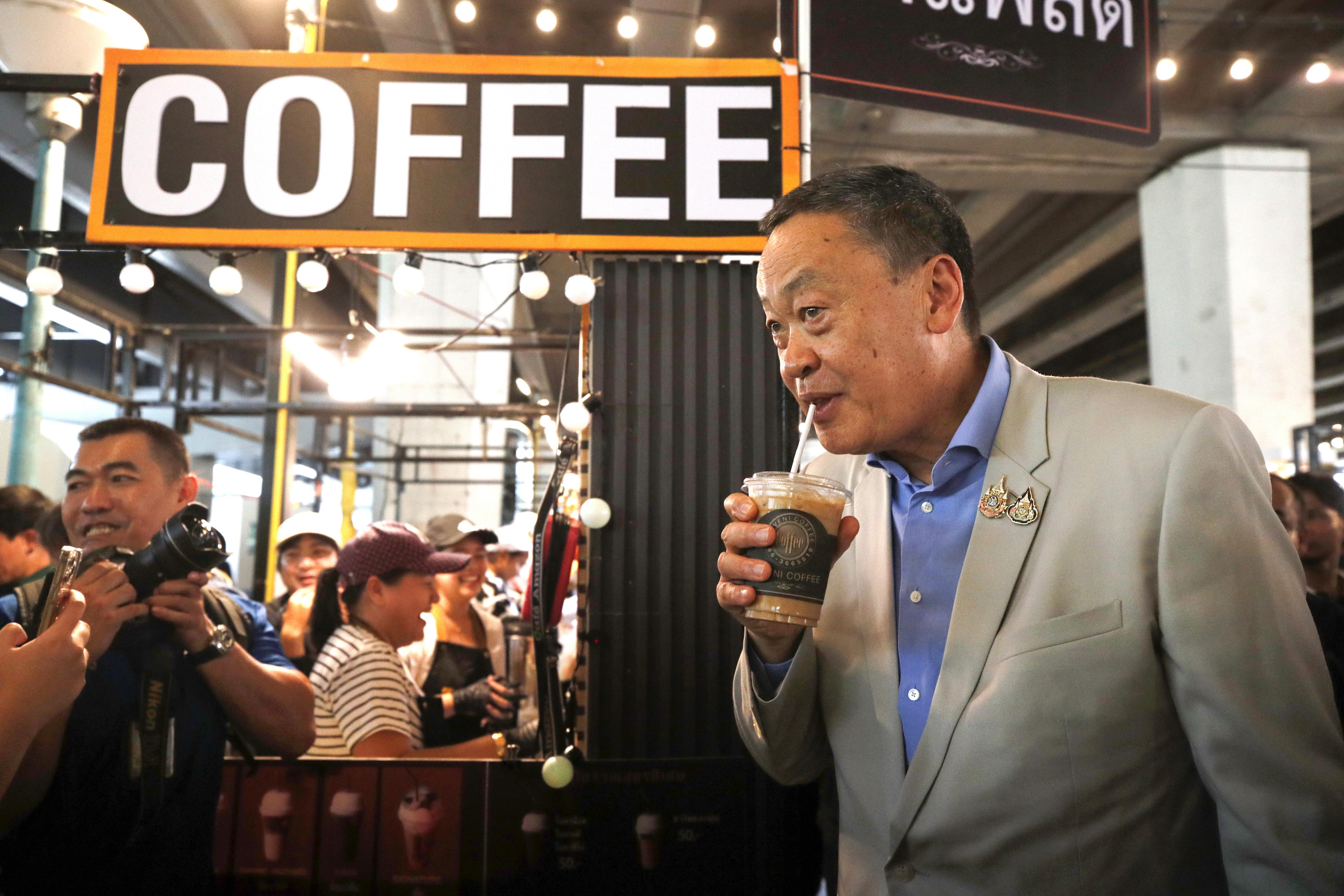 -FOTODELDIA- BANGKOK, 14/08/2024.- El primer ministro tailandés Srettha Thavisin bebe un café con hielo durante su visita a un mercado en Bangkok, Tailandia, este miércoles, antes del dictamen del Tribunal Constitucional de Tailandia que estableció su destitución tras hallarlo culpable de violar el código ético por el nombramiento irregular de un ministro, apenas una semana después de que la misma corte disolviera al mayor partido opositor. EFE/ Rungroj Yongrit
