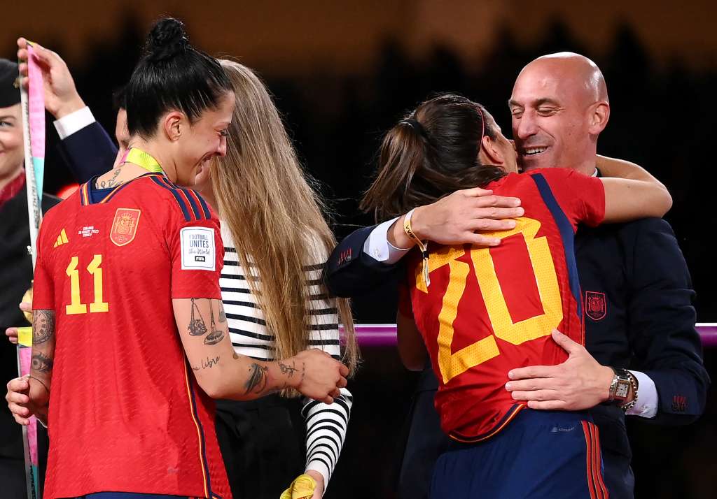 Rubiales le dio un beso a la jugadora Hermosa sin que ella lo deseara, según expresó en una primera reacción.