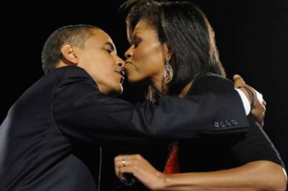 Barack Obama besa a su esposa Michelle - EFE
